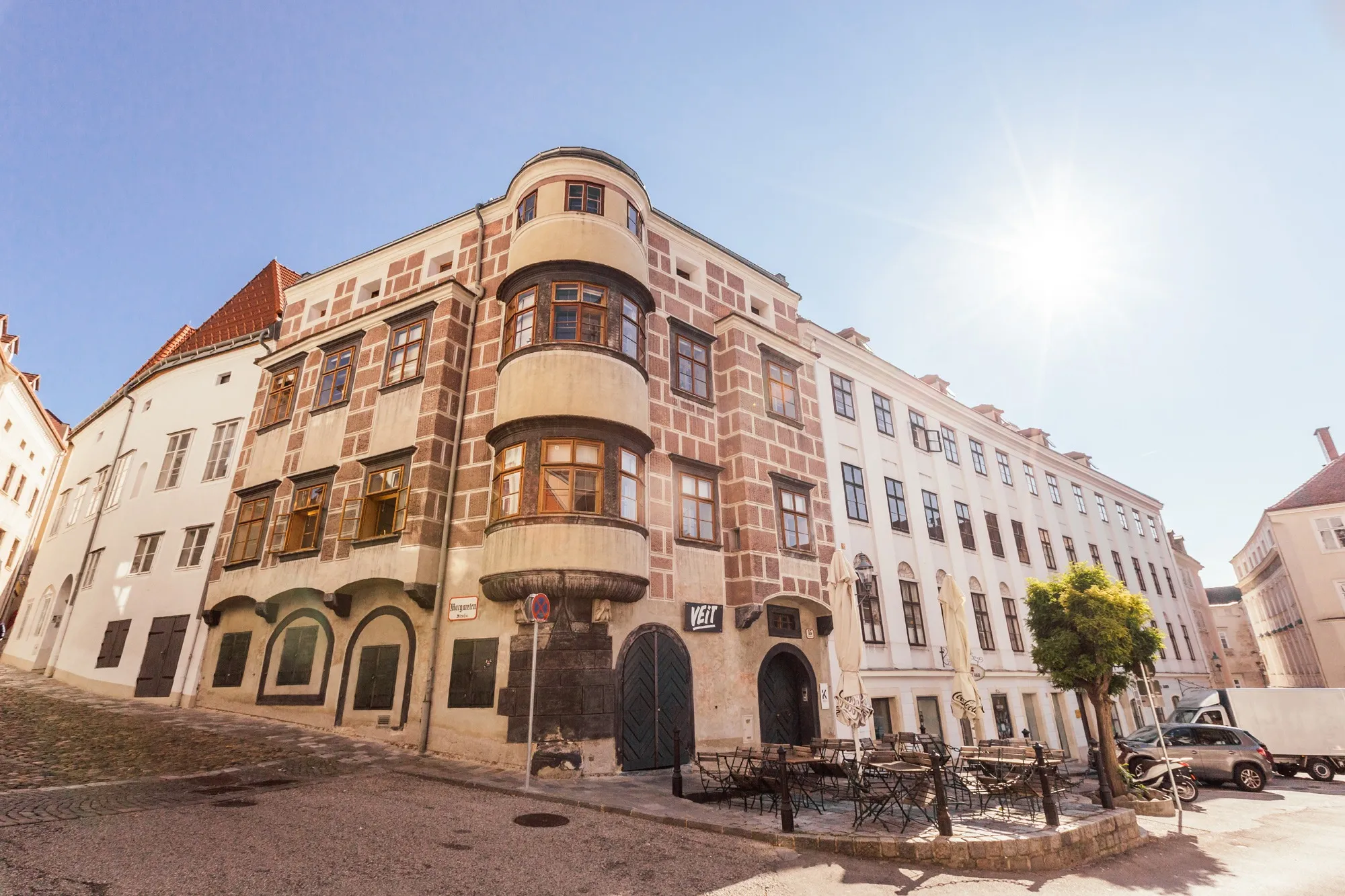 Das Haus der Kanzlei am Pfarrplatz in der Kremser Altstadt, Außenansicht bei Sonnenschein